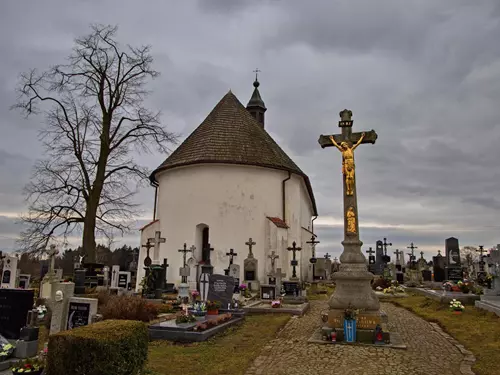 Kostel svatého Ondřeje s křížovou cestou ve Strmilově
