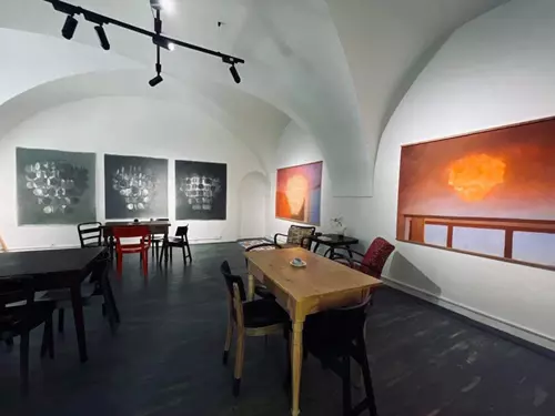 Vernisáž výstavy v galerii Korek v zámecké bráně ve Valticích