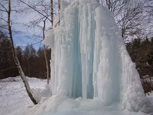 Lovětínský krápník – ledový stalagmit nedaleko Třeště