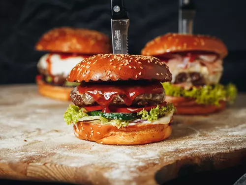 Hamburger: oblíbené jídlo, burger festivaly z celého Česka a restaurace, kde je ochutnáte po celý rok