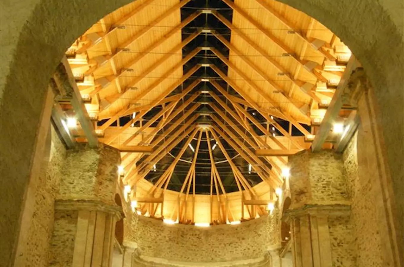 Věže spojené lávkou: novinka v kostele se skleněnou střechou v Neratově