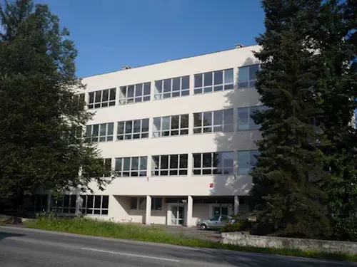Funkcionalistická budova gymnázia v Českém Těšíně 