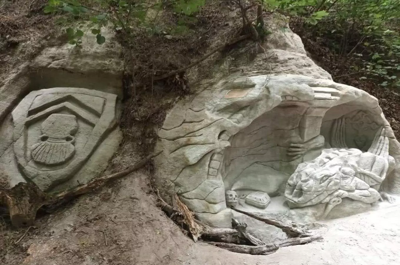 Knovízský drak – skalní rytina u Slaného a lesní jezírka