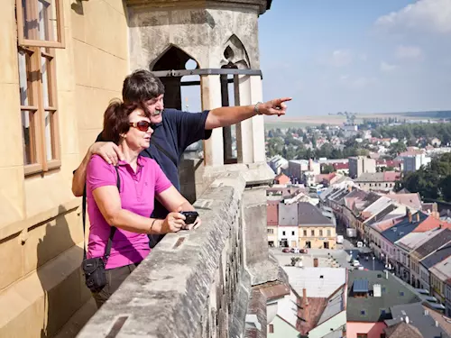 Věž kostela sv. Jakuba s rodnou světničkou Bohuslava Martinů