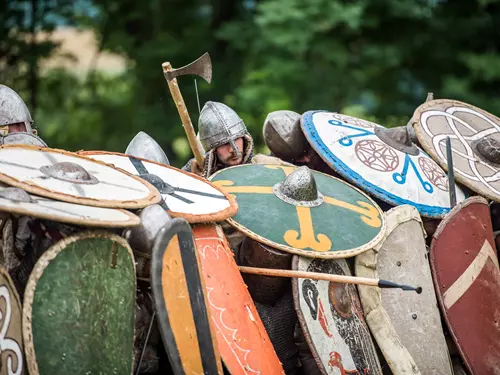 Kam v červenci a srpnu na středověké bitvy i za moderní vojenskou historií?
