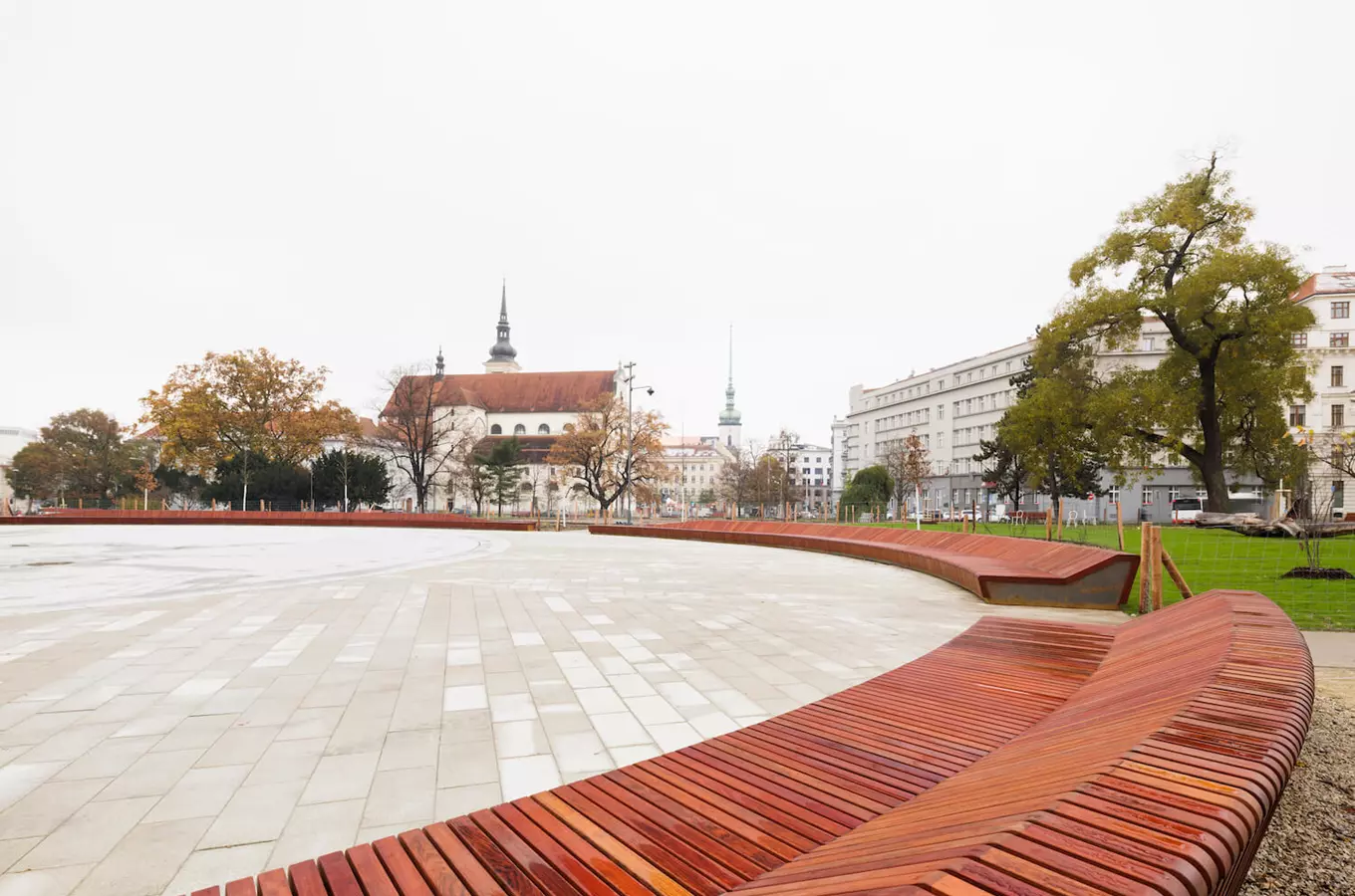 Eliptická lavička na Moravském náměstí v Brně