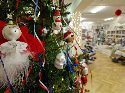 Prodejna vánočních ozdob v Horním Bradle