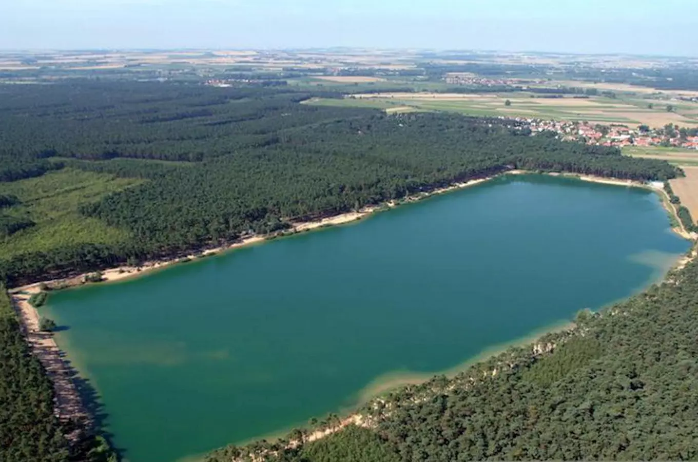 Jezero Lhota – zábava, koupaliště a skvělé pláže u jezera kousek od Prahy