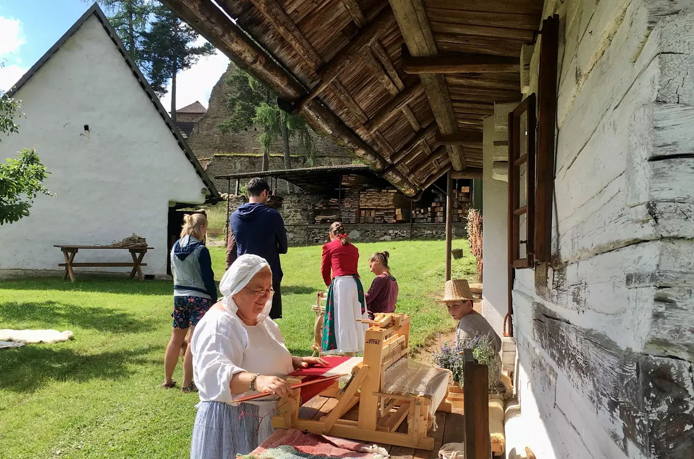 Živá řemesla v podhradí hradu Velhartice