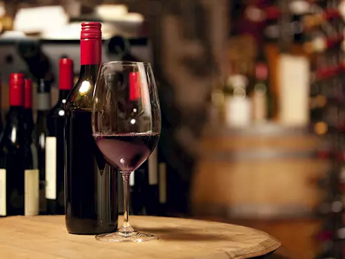 Širokou nabídkou jednotlivých vín a destilátu v rámci Wine Tour provedou zkušení sommeliéri