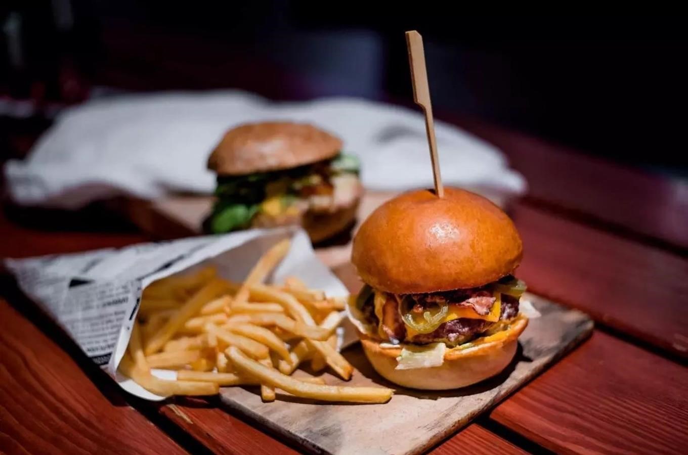 Hamburger: oblíbené jídlo, restaurace, kde je ochutnáte, a burger ...