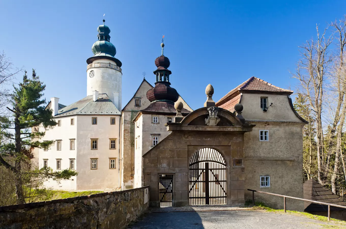 Navštivte středověkou věž zámku Lemberk a rozhlédněte se po Podještědí