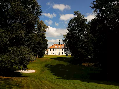 Ubytování na zámku Berštejn – romantika, koupání, sauna, tenis a golf