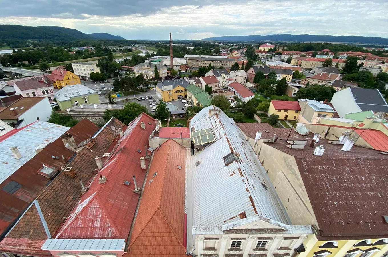 Pohled z věže na město