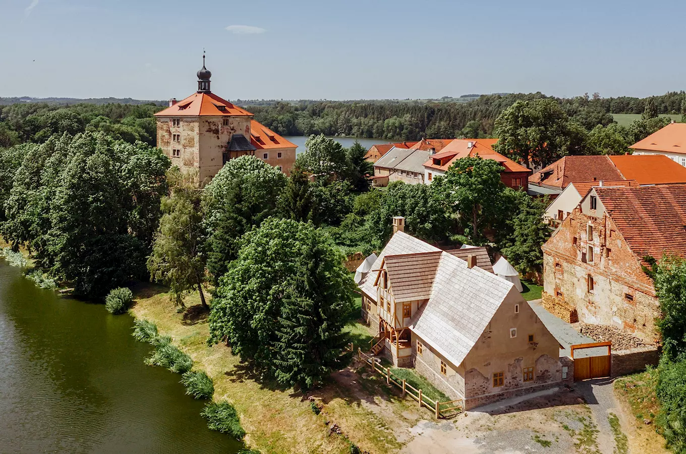 Luxusní středověký kemp v Malešově