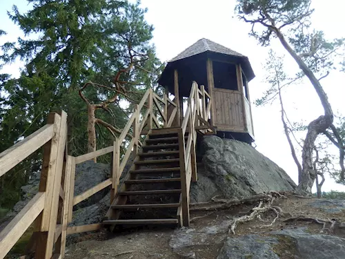 Na Mariině skále nedaleko zámku Kozel postavily Lesy ČR nový vyhlídkový altán