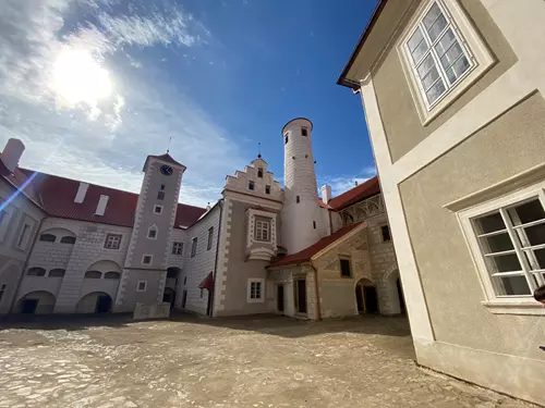 Udělejte si výlet na zámek Červená Řečice – turistům se letos otevřel vůbec poprvé v historii
