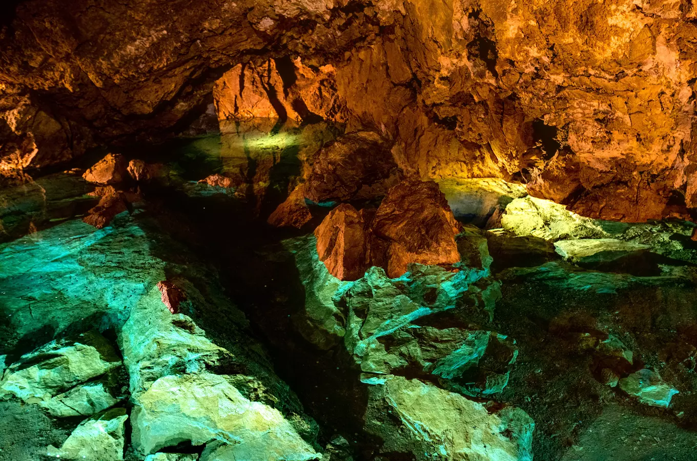 Bozkovské dolomitové jeskyně – jeskyně plné křemene a vody
