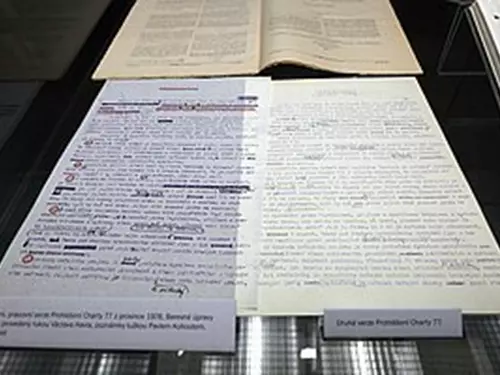 Originál Charty 77 ve výstavě Průzkum života politickým bojem