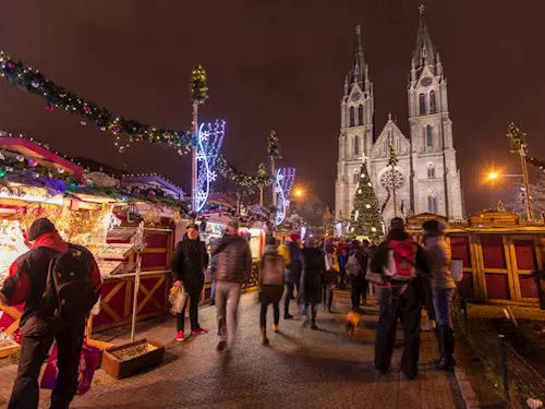Vánoční trhy na náměstí Míru v Praze se již otevírají