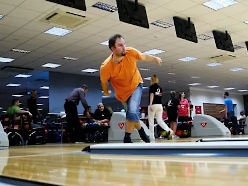 Strikeland Chomutov – dvanáctidráhové bowlingové centrum a restaurace