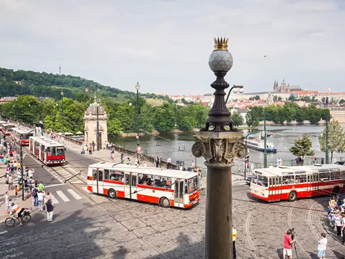 Autobusový průvod historických a současných vozidel DPP