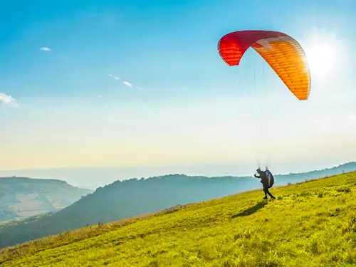 10 tipů na skvělé zážitky při paraglidingu a paraglidingové tandemové lety