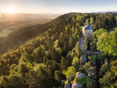 10 tipů na výlety na nejkrásnější turistické chaty aneb ve stínu i na výsluní