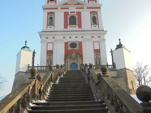 Pohled na prucelí chrámu a ružencové schodište