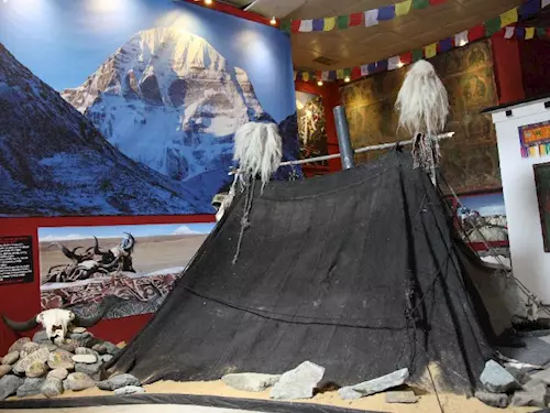 Výstava predstavuje vzdálené zeme Indii, Tibet, Nepál a Bhútán