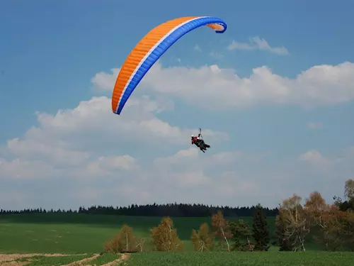 Paraglidingové centrum, tandemové lety a kurzy paraglidingu v blízkosti měst Jihlava, Telč, Dačice atd.