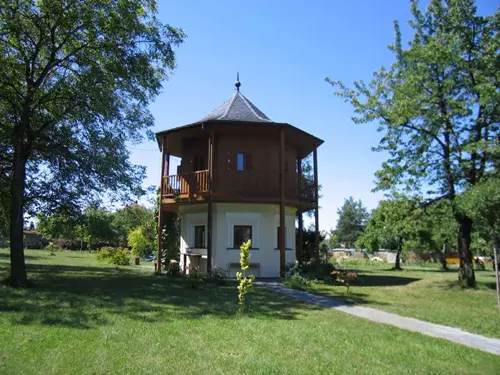 Letohrádek ve farské zahradě v Dolanech