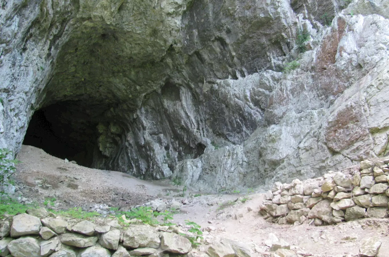 Rytířská jeskyně v Moravském krasu - jediný jeskynní hrad v Česku