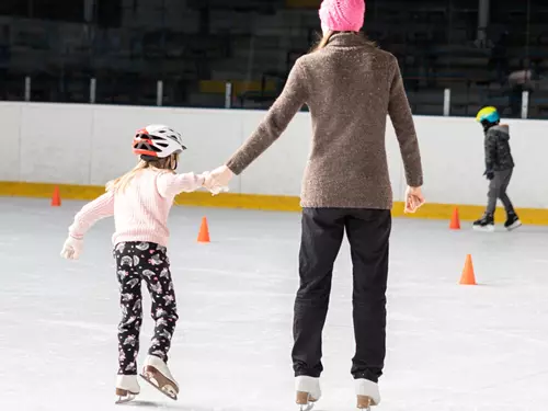 trenér a dítě na ledě 