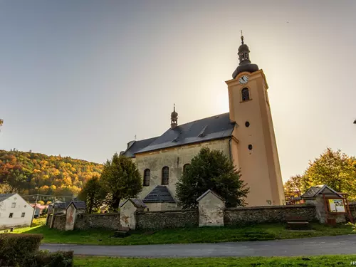 Kostel sv. Sebastiána v Třemešné se svítícím skleněným oltářem