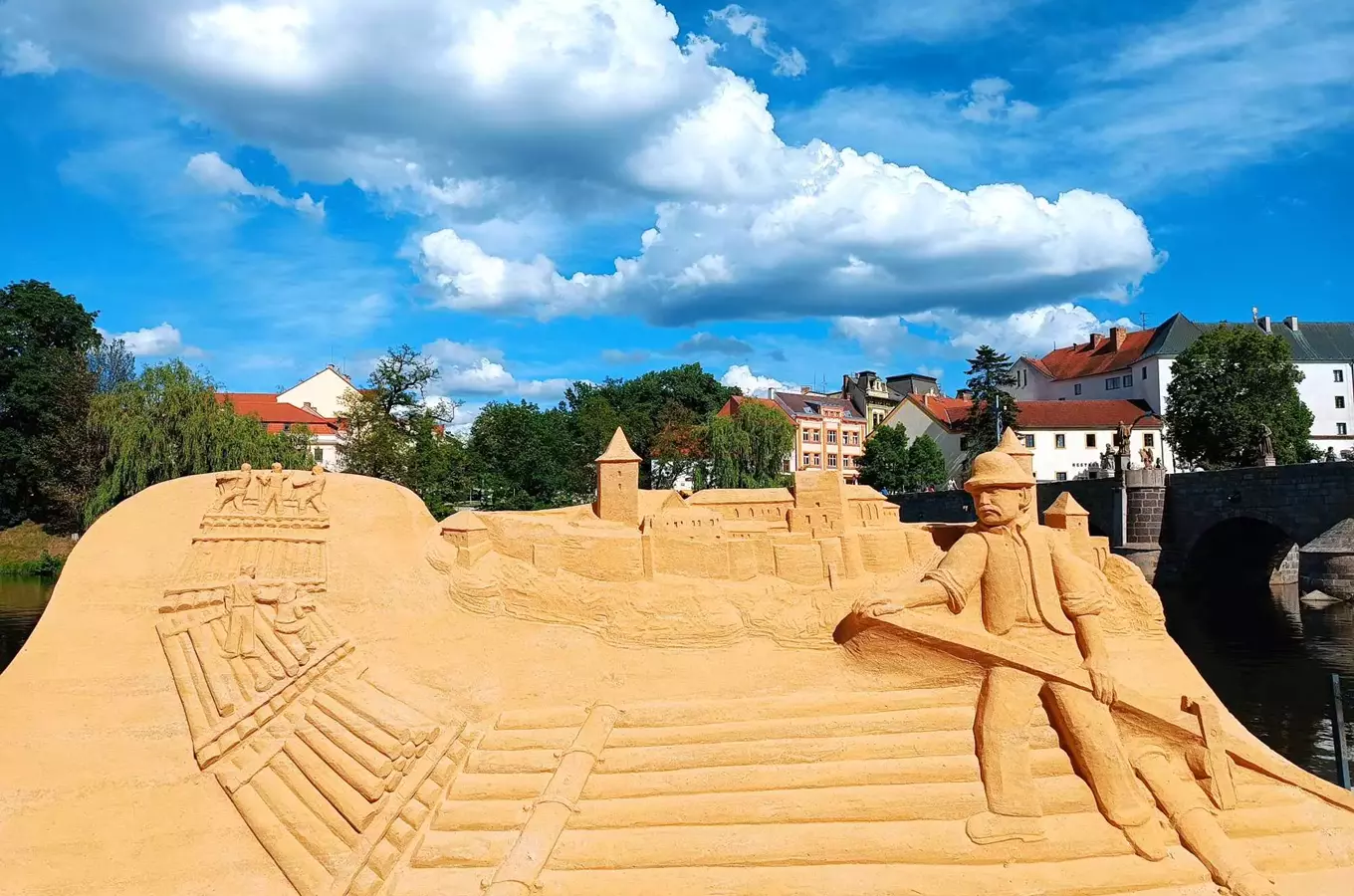 V Písku si prohlédnete písečné sochy – galerie pod širým nebem se nachází u Kamenného mostu