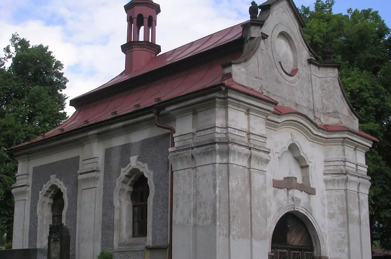 Renesanční zvonice uprostřed hřbitova v Lomnici nad Popelkou