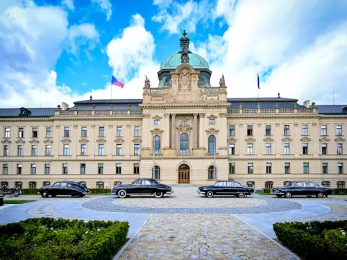 Auta v zahradě – výstava historických vládních automobilů ve Strakově akademii