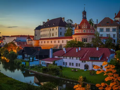 Zámek a hudební pavilon Rondel při západu slunce