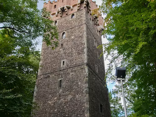 Vyhlídková věž poblíž zámku