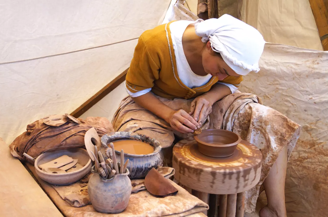 Bucláky, sádelníky, talíře, vázy i ozdoby: 15 tipů, kam za českou a moravskou keramikou