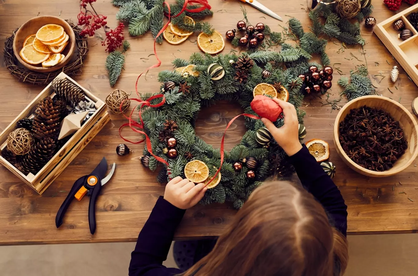 Odkud se vzala tradice adventního věnce a jakou barvu mají mít jeho svíčky?