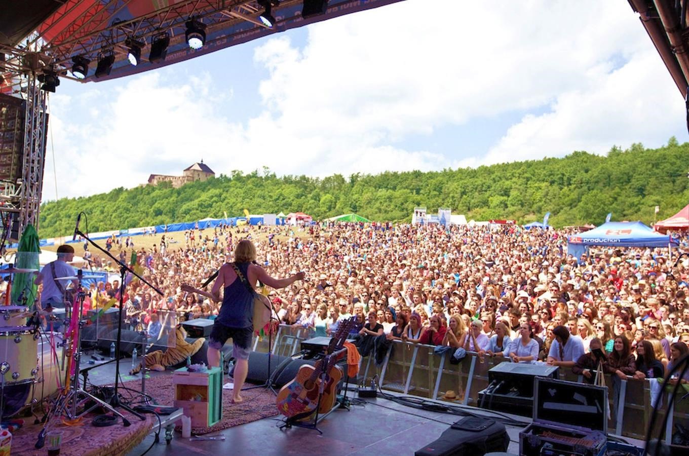 Hudební festival Hrady CZ startuje tento pátek a sobotu na Točníku – Kudy z  nudy