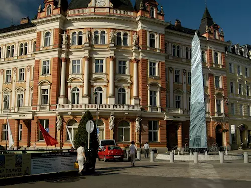 Hlavní pošta v Karlových Varech – historická budova z doby Rakouska-Uherska