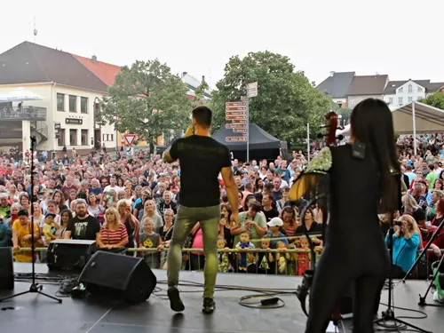 Každoročně se na náměstí T. G. Masaryka konají Veselské slavnosti