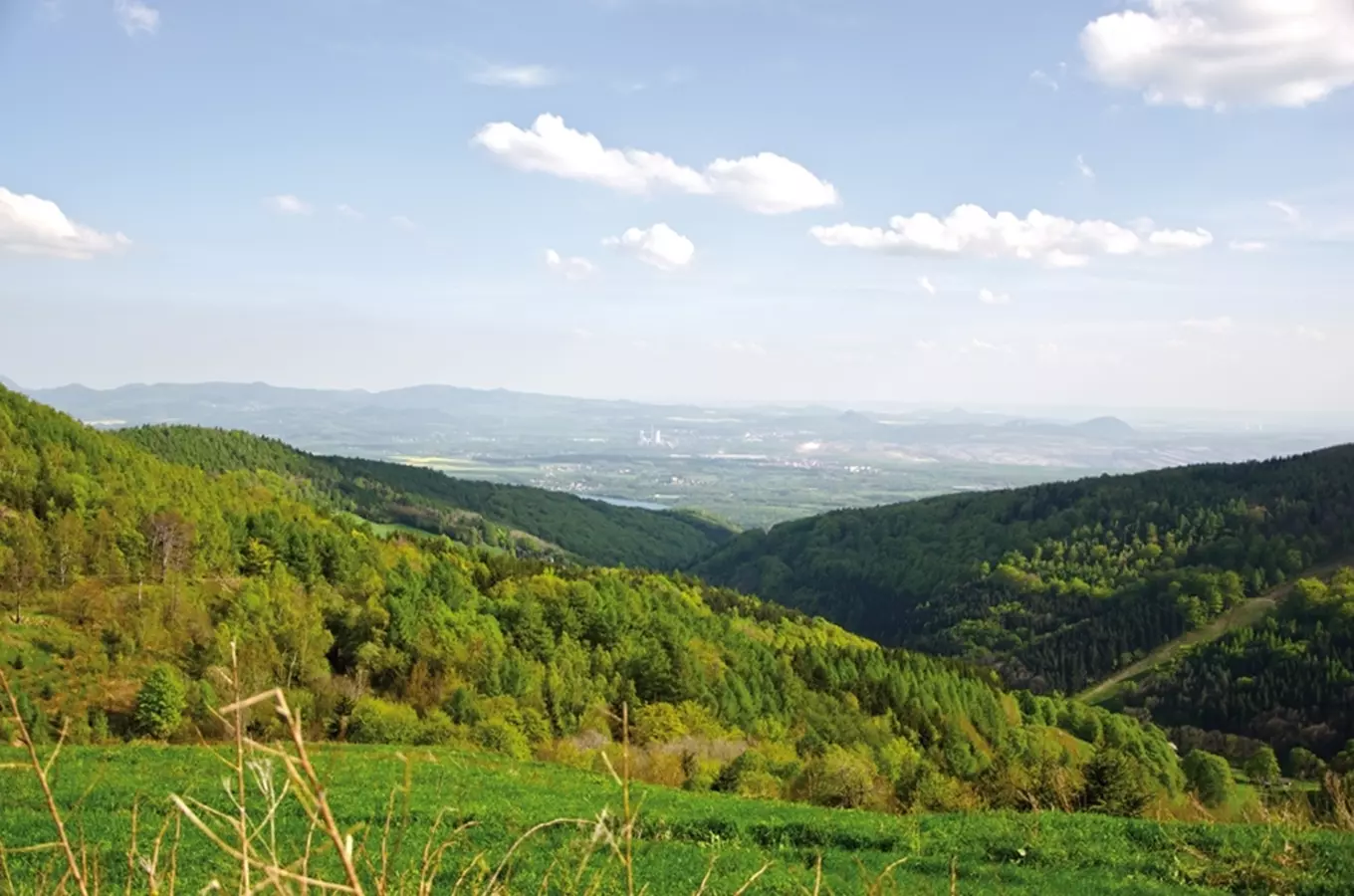 Vrchol Bouřňák v Krušných horách s Hotelem Bouřňák