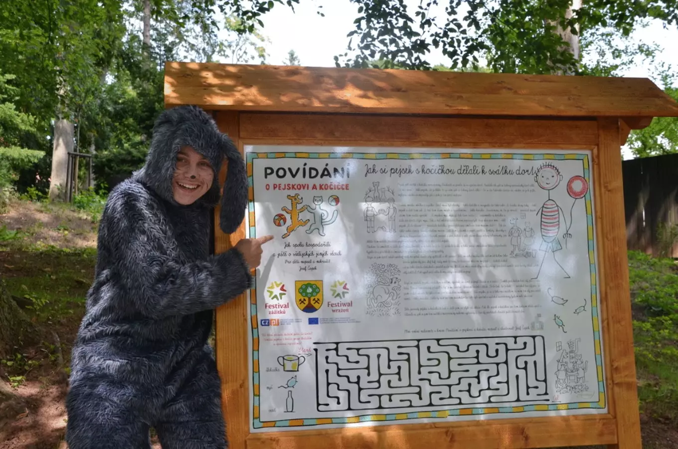 Povídání o pejskovi a kočičce - interaktivní tabule v parku u náměstí Karla Čapka