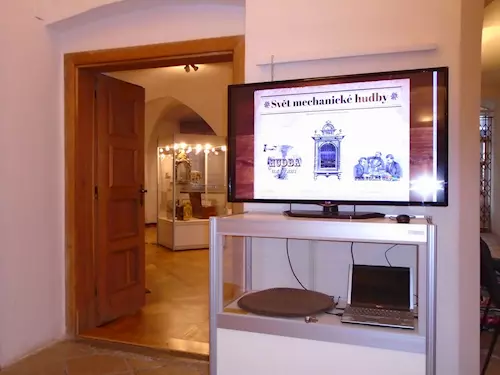 Interaktivní panel s audio i videozáznamy hracích strojku