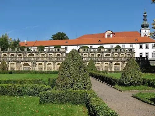 Zámek Zákupy - prohlídky zámeckých interiéru i krajinárského parku 