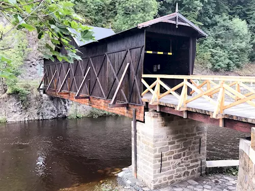 Krytý dřevěný most v obci Bystrá nad Jizerou